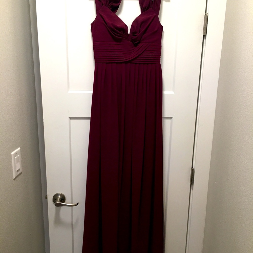 Floor length burgundy LuLus dress. Size Small.